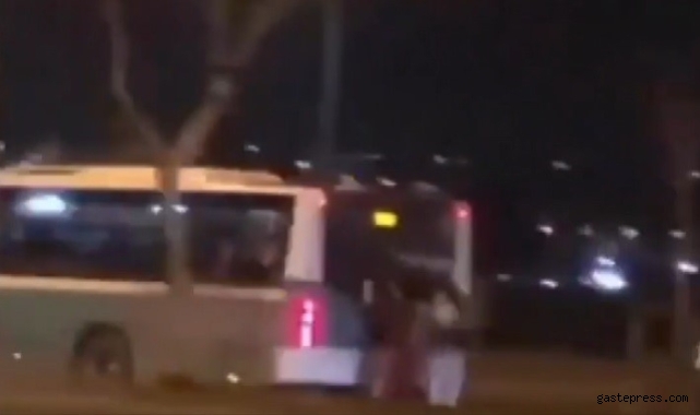  Tehlikeli yolculuk kamerada: Halk otobüsünün arkasında asılıp yolculuk yaptılar!