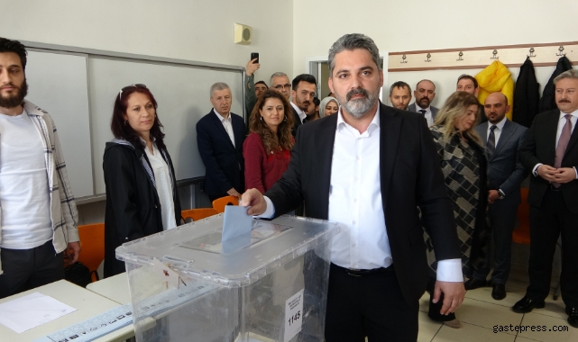 Üzüm ve Çopuroğlu oylarını kullandı!