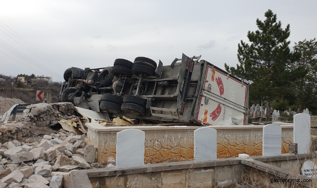  Virajı alamayan tır mezarlığa devrildi: 1 yaralı!