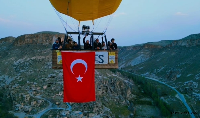 23 Nisan’da sıcak hava balonlarında Türk bayrağı dalgalandı!