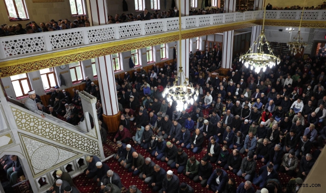 Bayram namazında camiiler doldu taştı!