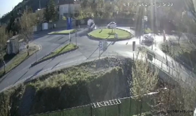 Dikkatsizlik kazaya neden oldu; Çarptığı minibüsü devirdi!
