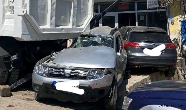 Freni boşalan kamyon dehşet saçtı: 10 araca ve 4 iş yerine zarar verdi!