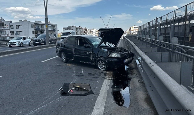 Kayseri’de otomobil aydınlatma direğine çarptı: 1’i ağır 2 yaralı!
