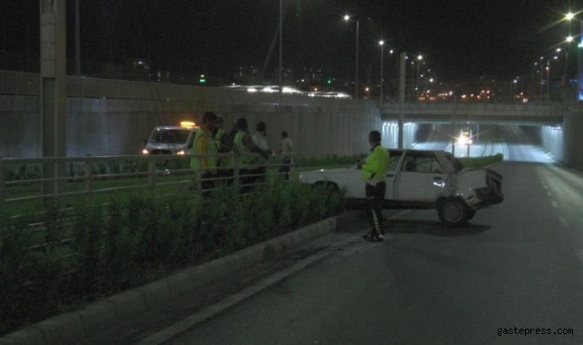 Kayseri’de otomobil tramvay yoluna girdi: 2 yaralı