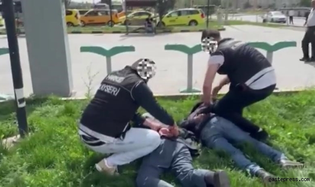 Kayseri'ye şehirlerarası otobüsle uyuşturucu sokmaya çalışanlar yakalandı!