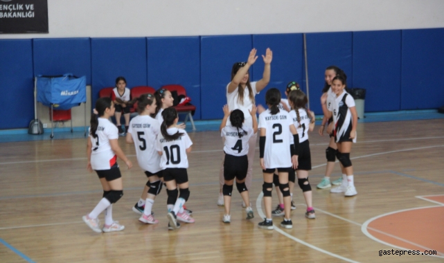 Mini Voleybol Şenliği başladı, Hem öğreniyorlar, hem de eğleniyorlar!
