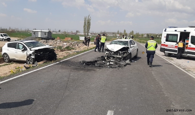  Otomobiller kafa kafaya çarpıştı: 7 yaralı!