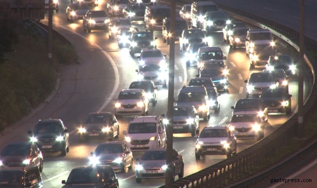  TEM Otoyolu'nun Kocaeli geçişinde bayram trafiği yoğunluğu