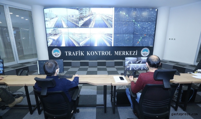 Trafik kontrol merkezinde; 320 kamera ile 135 kavşak canlı takip ediliyor!