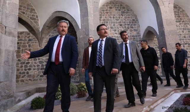 Vali Çiçek, restorasyonu tamamlanan Köşk Medrese’ye hayran kaldı!
