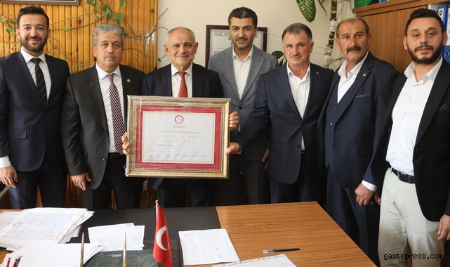 Yahyalı Belediye Başkanı Esat Öztürk mazbatasını aldı!