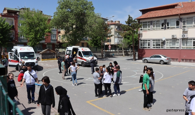 Zehirlenen öğrencilerle ilgilenmek yerine, basın mensuplarına saldırdılar!