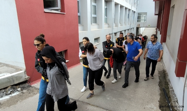 Çıplak Fotoğraf Atarak 1.5 Milyon Lira Dolandırdılar !