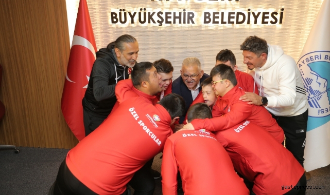 Down Futsal Takımı Sporcularından Başkan Büyükkılıç'a Sevgi Gösterisi!