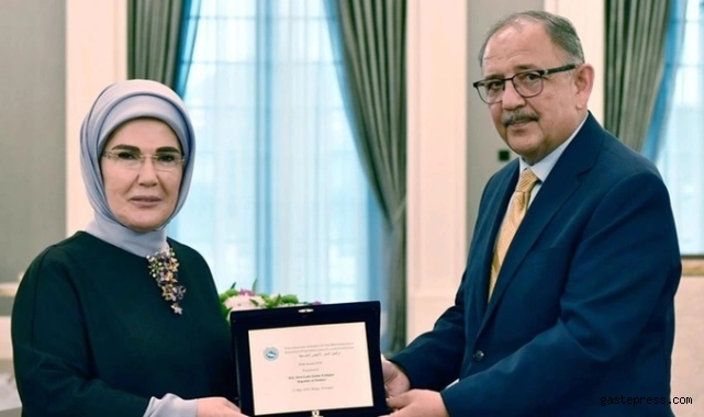 Emine Erdoğan "Sıfır Atık" projesine verilen ödülü teslim aldı!