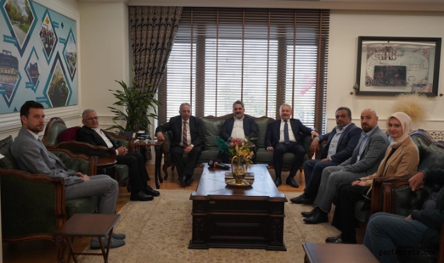 Fatih Üzüm ve Memduh Büyükkılıç, Mustafa Yalçın'ı Ziyaret Etti