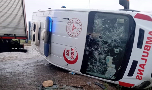 Kaza ihbarına giden ambulans kaza yaptı: 3 yaralı!