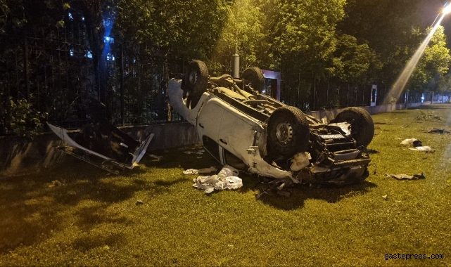 Kaza yapan araçlar takla attı, ortalık savaş alanına döndü: 3 yaralı!