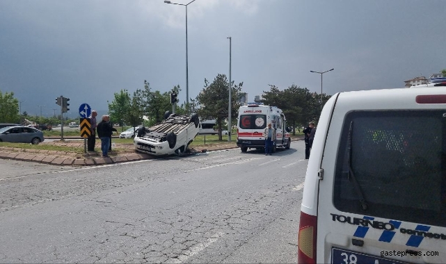 Kazada savrulan araç ters döndü: 3 yaralı!
