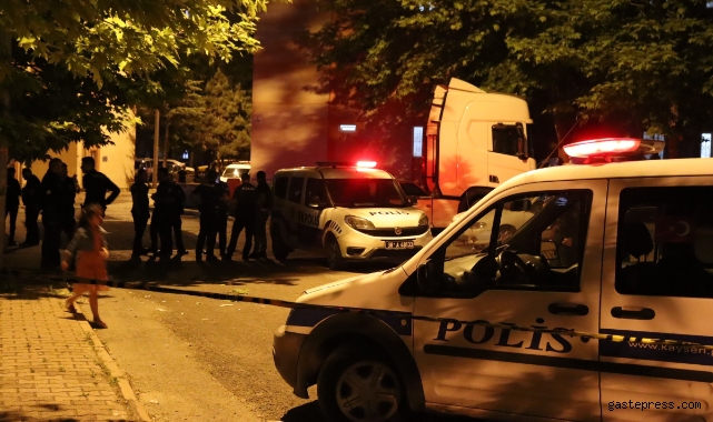 Merakı başına iş açtı: Silah seslerini duyup balkona çıkınca bacağına saçma isabet etti!
