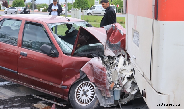 Otomobil belediye otobüsüne çarptı!