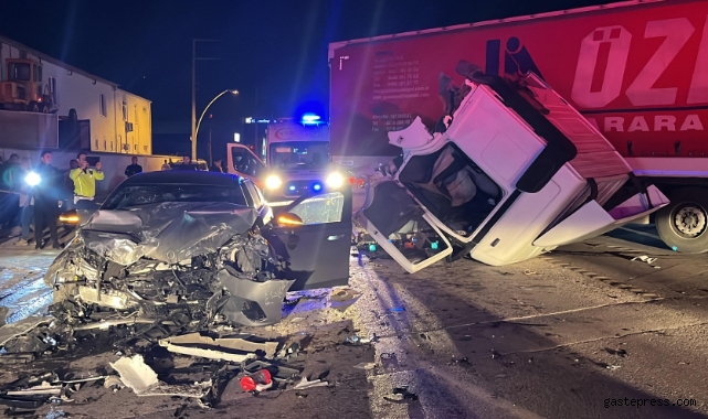 Otomobil ile tır çarpıştı: 6 yaralı!