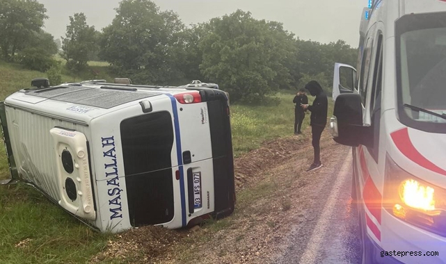 Sera işçisi kadınları taşıyan minibüs devrildi: 14 kişi yaralandı!
