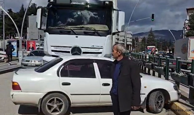 Tırın önünde metrelerce sürüklenip burunları bile kanamadan kurtuldular!