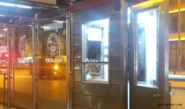 Tramvay durağı güvenlik kulübesinin camlarını kıran 3 kişi yakalandı!