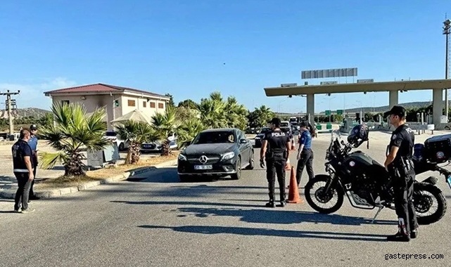 Akın akın Çeşme'ye gittiler: 4 günde 150 bin araç girdi!