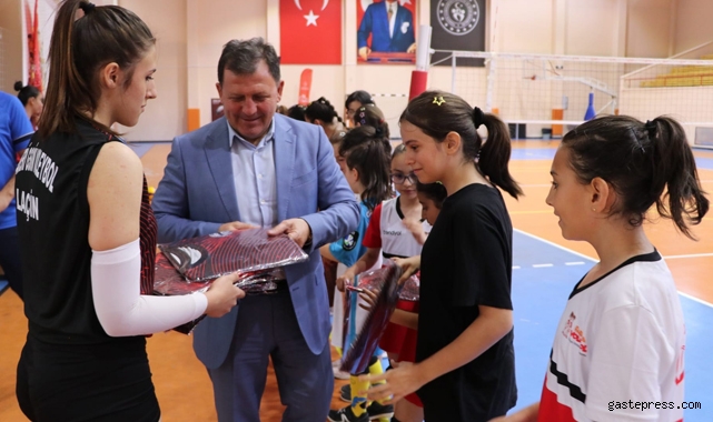 Ali İhsan Kabakcı voleybolculara forma hediye etti!