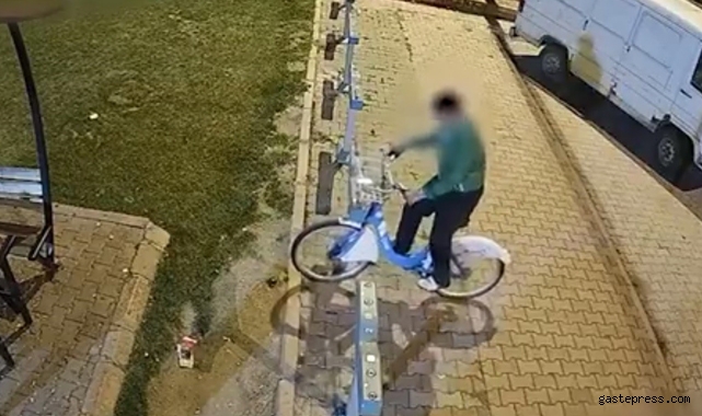 Bisiklet hırsızları önce kameraya sonra polise yakalandı!