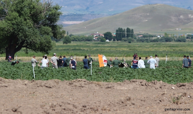 Düşen uçağın enkazında incelemeler sürüyor!