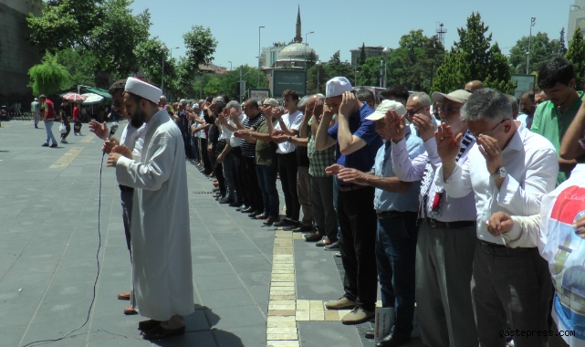 Hayatını kaybeden Filistinliler için ‘gıyabi cenaze namazı’ kılındı!