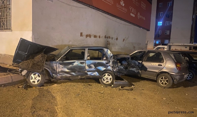 Park halindeki otomobili kağıt gibi ezdi: 1 yaralı!