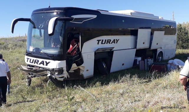 Sivas'ta yolcu otobüsü yoldan çıktı 8 kişi yaralandı!