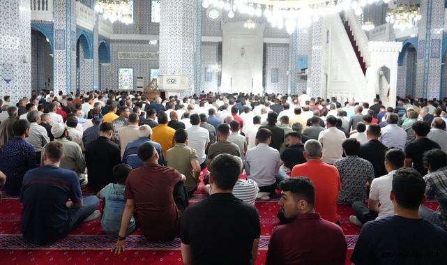 Türkiye'de ilk Kurban Bayramı namazı Iğdır'da kılındı!