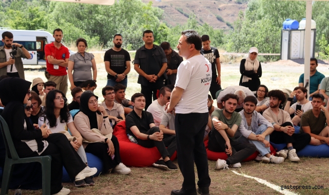 Vali Çiçek gençlerin kampına misafir oldu, şarkı söyleyerek oyun oynadı!