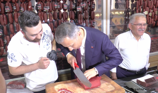Bakan Yerlikaya pastırma doğradı, kasayla meyve dağıttı!