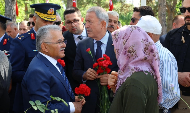 Başkan Büyükkılıç, 15 Temmuz’da şehitleri kabirleri başında andı!