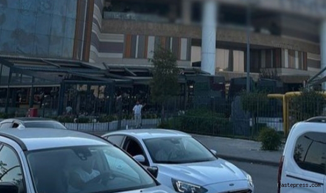 Faciadan dönüldü: İzmir'de AVM'nin tavan kalıbı otomobilin üzerine düştü!