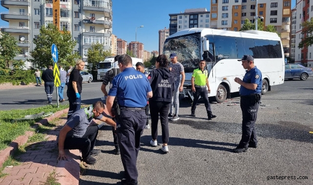 İşçi servisi ile kamyon çarpıştı: 10 yaralı!