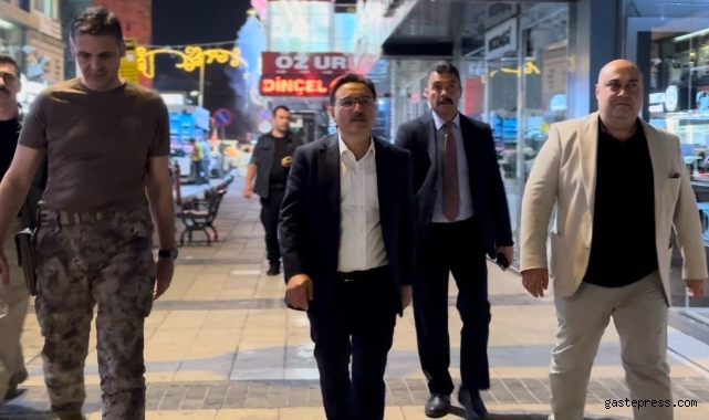 Kayseri Valisi Gökmen Çiçek ve İl Emniyet Müdürü Atanur Aydın, Millet Caddesi'nde Vatandaşlarla Buluştu