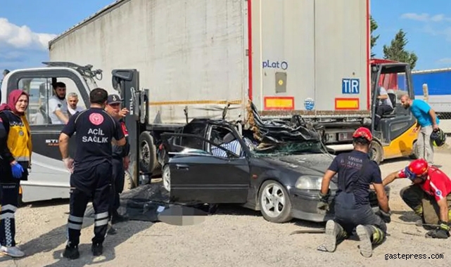 Kontrolden çıkan araç park halindeki tırın altına girdi: 2 ölü