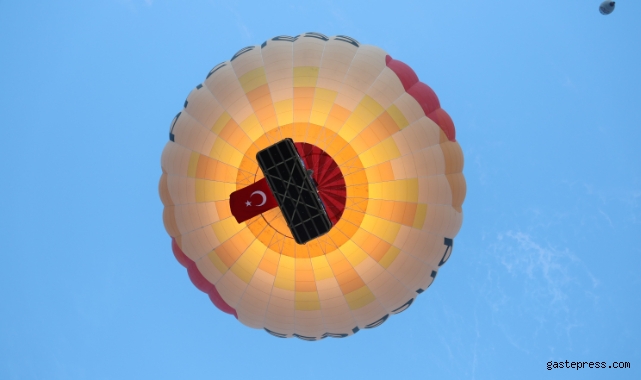 Sıcak hava balonları 15 Temmuz'da Türk bayrağı ve pankartlarla havalandı!