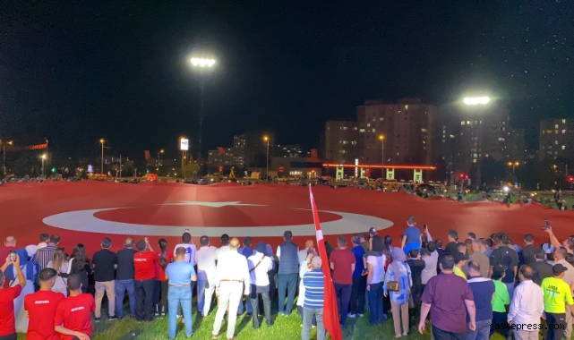 Türkiye’nin en büyük bayrağı Talas paraşüt indirme alanında açıldı!
