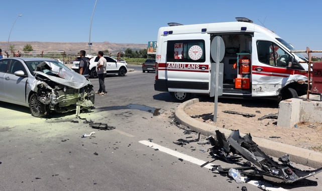 Ambulansla otomobil çarpıştı: 3'ü sağlık personeli 6 yaralı!