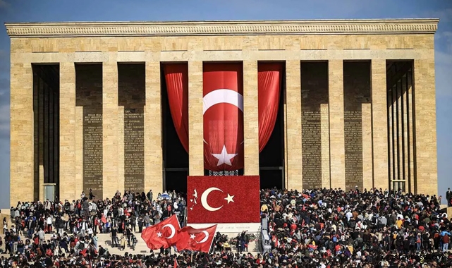 Anıtkabir 30 Ağustos'ta 350 bini aşkın ziyaretçiyi ağırladı!