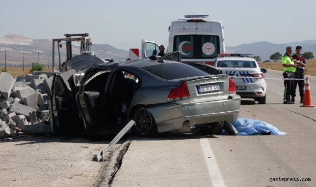 Burdur'da otomobil, refüj yapımı için bırakılan bordür taşı yığınına çarptı: 2 ölü, 1 yaralı!